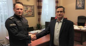 Komendnat Miejski Policji w Tarnowie Mariusz Dymura i prezydent Miasta Tarnowa Roman Ciepiela ściskający sobie dłonie