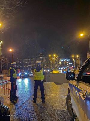 umundurowani policjanci podczas zabezpieczenia Sylwestra w Zakopanem
