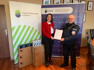 insp. Rafał Leśniak Zastępca Komendanta Wojewódzkiego Policji w Krakowie  z Dyrektor Urzędu Statystycznego Agnieszką Szlubowską pozują do zdjęcia