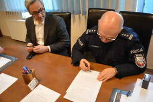 inspektor Rafał Leśniak, Zastępca Komendanta Wojewódzkiego Policji w Krakowie i Zastępca Burmistrza Libiąża Hubert Szumniak podpisują akt notarialny