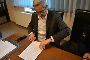 Zastępca Burmistrza Libiąża Hubert Szumniak podpisuje akt notarialny