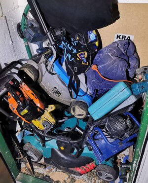 część łupu włamywaczy - m.in. kosiarki i elektronarzędzia