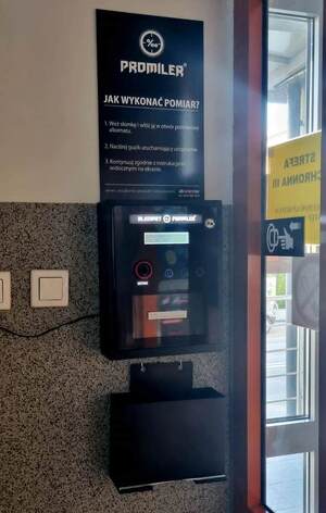 alkomat powieszony na ścianie w dąbrowskiej komendzie Policji