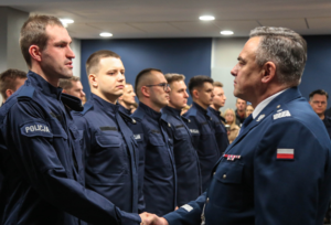 Komendant Wojewódzki Policji gratuluje nowo przyjętym policjantom