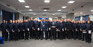 zdjęcie grupowe nowo przyjętych policjantów z Komendantem Wojewódzkim Policji w Krakowie