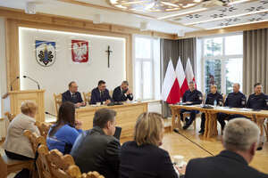 wojewoda małopolski i przedstawiciele służb podczas konferencji prasowej