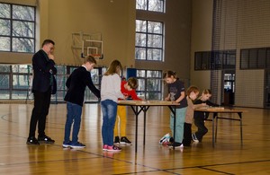 6 SP Nr 8  spotkanie hala sportowa Prawa dziecka i bezpieczeństwo  uczniowie grają kolędę na cymbałkach