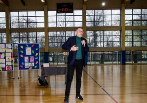 7 SP Nr 8  spotkanie hala sportowa Prawa dziecka i bezpieczeństwo  Marek Michalak opowiada o prawach dziecka