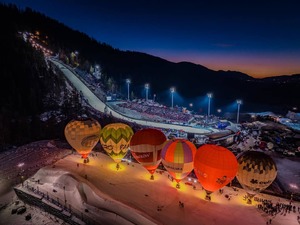 widok z góry na balony pasażerskie przy skoczni