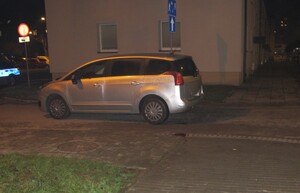 samochód zaparkowany przed budynkiem