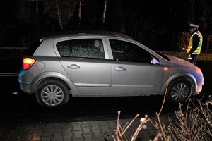 wypadek śmiertelny. Opel w obok policjant