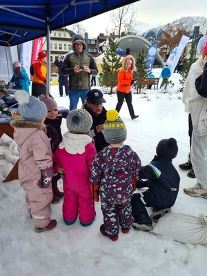 Policjantka z dziećmi w ramach Światowego Dnia Śniegu