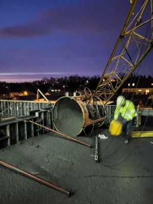 zerwane ramie dźwigu, pojemnik na beton