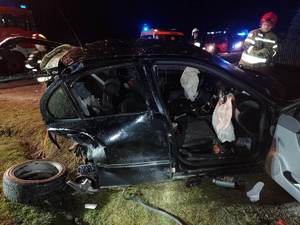 samochód seat - uszkodzony w wypadku w tle strażacy