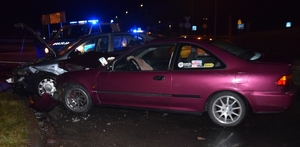 uszkodzone samochody osobowe po czołowym zderzeniu