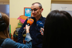 Naczelnik Robert Michalik w trakcie wywiadu przed mikrofonami
