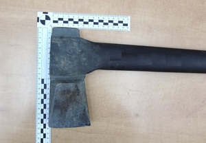 Zabezpieczona siekiera koloru czarnego.