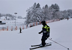 policyjni narciarze zjeżdżają ze stoku