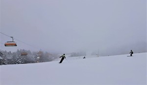 stok, dwóch policjantów na nartach zjeżdża w oddali