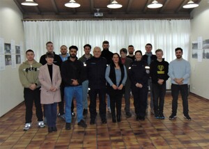 zdjęcie wspólne w Międzynarodowym Domu spotkań Młodzieży