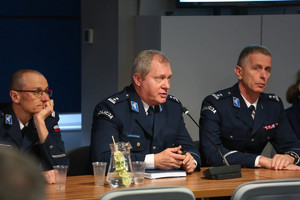 Naczelnik sztabu policji Marszałkowski w trakcie przemówienia