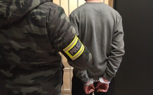 policjant pionu kryminalnego z zatrzymanym