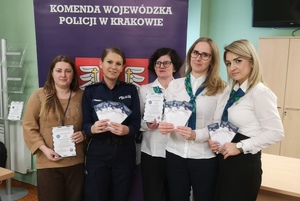 Przedstawiciel Policji z pracownikami ZUS podczas akcji skierowanej do emerytów i rencistów