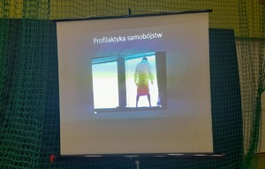 tablica z wyświetloną prezentacją o samobójstwie