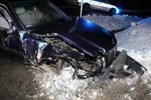 Stojący na poboczu drogi pojazd ze zniszczonym przodem