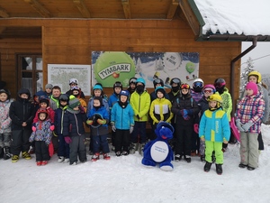 Pamiątkowa fotografia młodszych uczestników zawodów