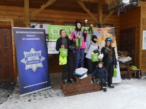 Uczestniczki turnieju narciarskiego na podium