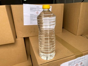 plastikowa butelka z zawartością nielegalnego alkoholu oraz tekturowe pudła