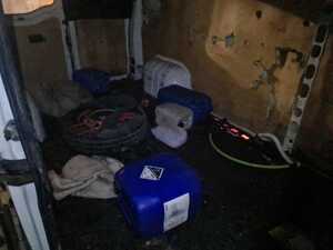 Ujawnione kanistry oraz pompa do spuszczania paliwa na pace pojazdu Renault