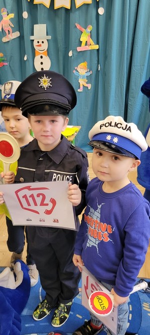 przedszkolaki w mundurkach policyjnych