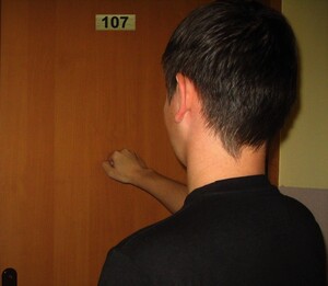 Mężczyzna puka do drzwi  mieszkania