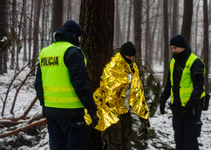 policjanci podczas ćwiczeń poszukiwawczych w lesie, udzielenie pomocy poszkodowanemu