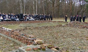 Uroczystośći 78 rocznica wyzwolenia Auschwitz Birkenau  Brzezinka 27.01 uczestnicy przy ruinach krematorium