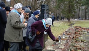 Uroczystośći 78 rocznica wyzwolenia Auschwitz Birkenau  Brzezinka bili więźniowie składają znicze na ruinach krematorium