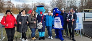 pamiątkowa fotografia uczestników akcji wraz z maskotkami policyjnymi