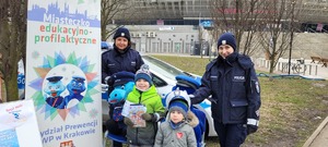policjantki wraz z dziećmi podczas akcji profilaktycznej Bezpieczne Ferie