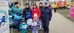 policjantki wraz z uczestnikami akcji Bezpieczne Ferie na pamiątkowej fotografii