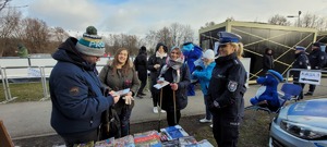 uczestnicy akcji przy stanowisku policyjnym wraz z policjantką ruchu drogowego