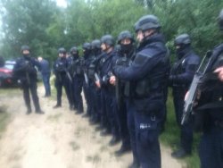 Policjanci OPP Kraków ustawieni w szyku
