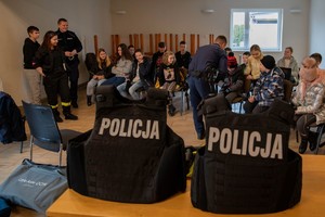 policjanci podczas prelekcji z młodzieżą
