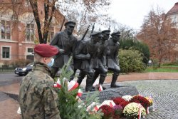 Czwórka Legionowa obok pomnika Józefa Piłsudskiego