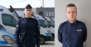 po prawej stronie widać policjanta w umundurowaniu ćwiczebnym stojącego przed radiowozami. Po lewej stronie znajduje się policjanta w koszuli służbowej