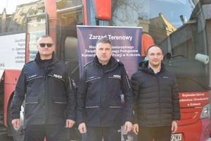 Komendant krakowskiej policji w towarzystwie policjantów zaanagażowanych w zbiórkę krwi stojący przed autobusem
