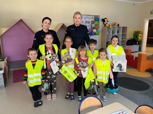 policjantki z dziećmi pozują do zdjęcia