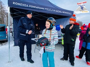 dziewczynka trzymająca kask którego wygrała w konkursie przy stoisku Policji