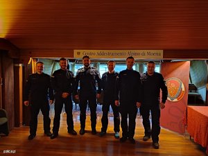 zbiorowe zdjęcie sześciu polskich policjantów w pomieszczeniu